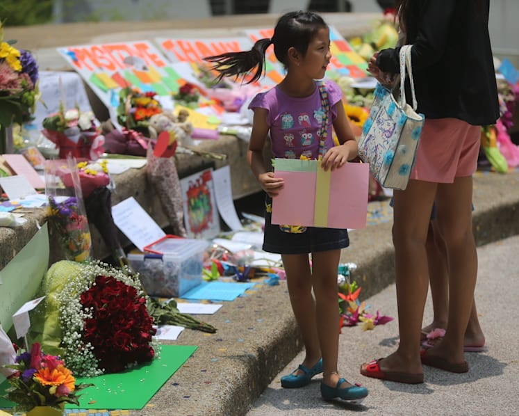 SGH sets up area for public to leave well-wishes and flowers for Mr Lee Kuan Yew