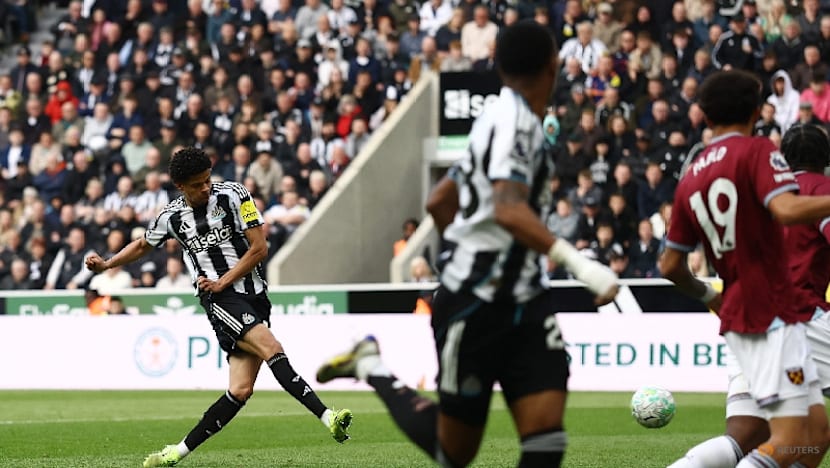 West Ham on brink of relegation, United's Fernandes equals assist record
