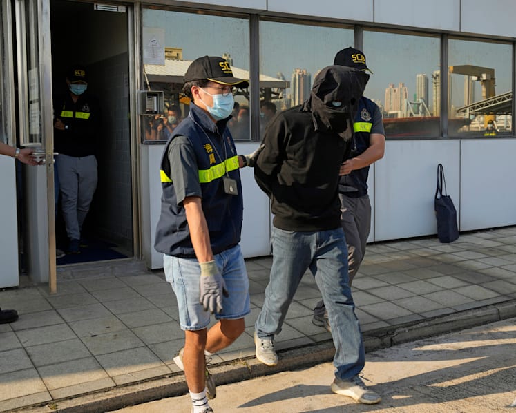 Hong Kong customs seize smuggled lobsters amid Australia ban