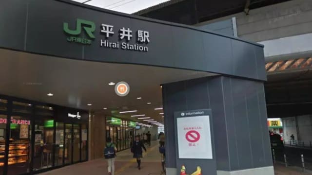 婴儿车掉进东京地铁轨道 与列车相撞 
