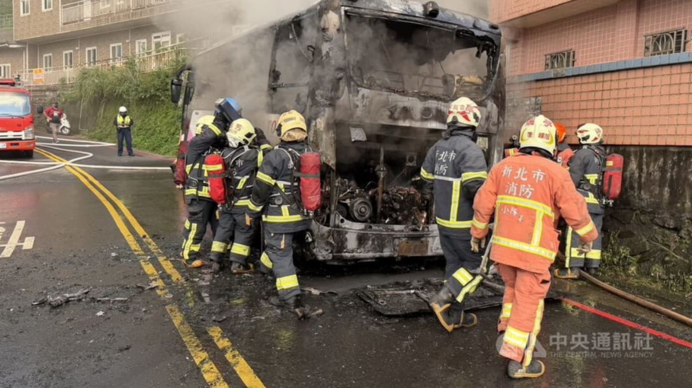 九份老街旅游巴士突起火 抢救不果烧剩骨架