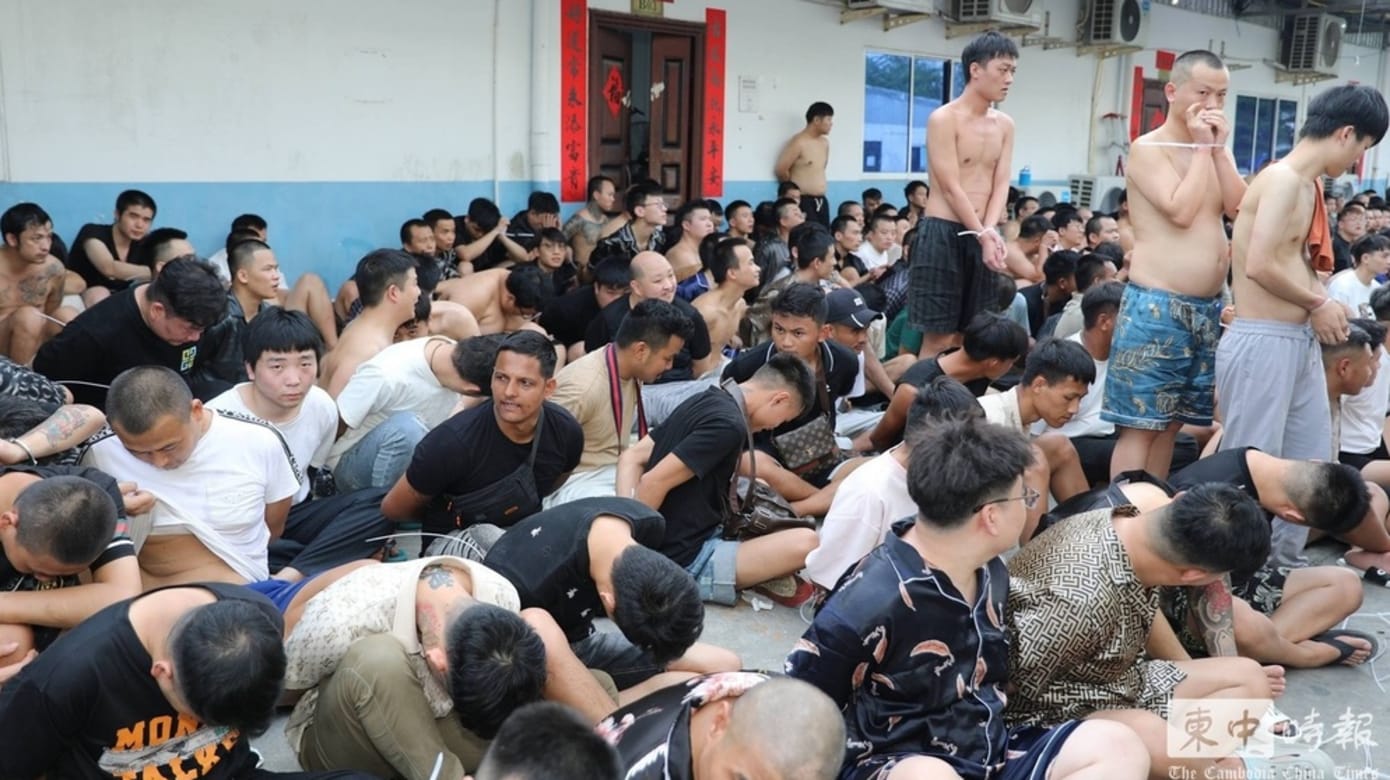 柬埔寨执法部门在边境城市波比（Poipet）一处电信诈骗园区展开大规模的执法行动，逮捕上千名外籍人士，其中绝大多数为中国籍。行动一度出现混乱，军方随后介入支援。（图：《柬中时报》）