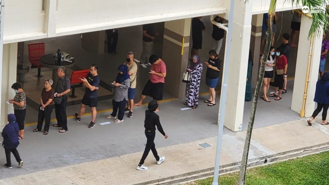 受访选民：提早到投票站 希望尽早履行公民义务