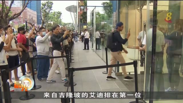 乌节路苹果专卖店有至少500人 排队购买苹果新手机