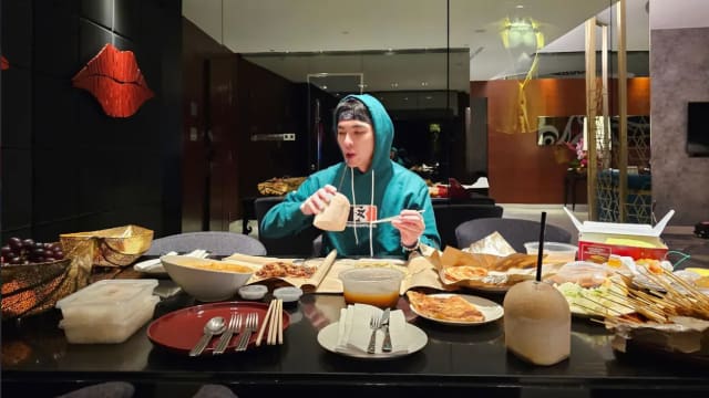 沙爹、印度煎饼、菜头粿、斑兰蛋糕……萧敬腾狮城开唱也开吃！