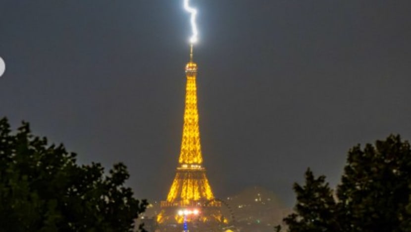 Eiffel கோபுரத்தில் கண்ணைப் பறிக்கும் மின்னல் 