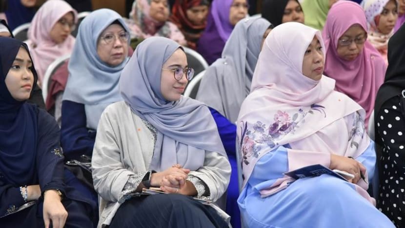 Separuh daripada lebih 4,000 asatizah ARS berusia bawah 36 tahun; 2 pertiga adalah wanita Separuh daripada lebih 4,000 asatizah ARS berusia bawah 36 tahun; 2 pertiga adalah wanita