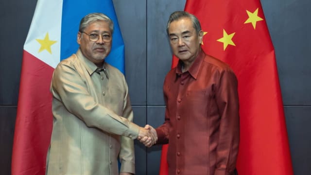 王毅促请菲律宾不要出尔反尔 否则将坚决回应