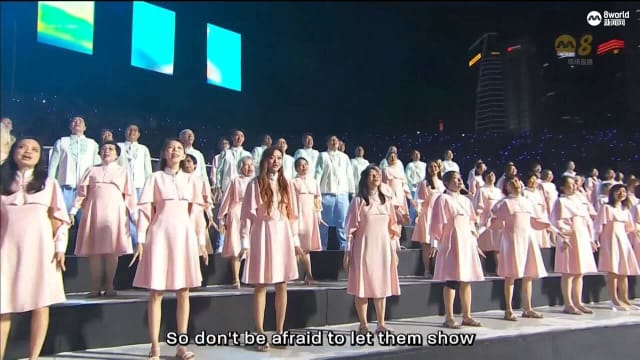 表演者通过激动人心歌曲展示普通民众精神面貌