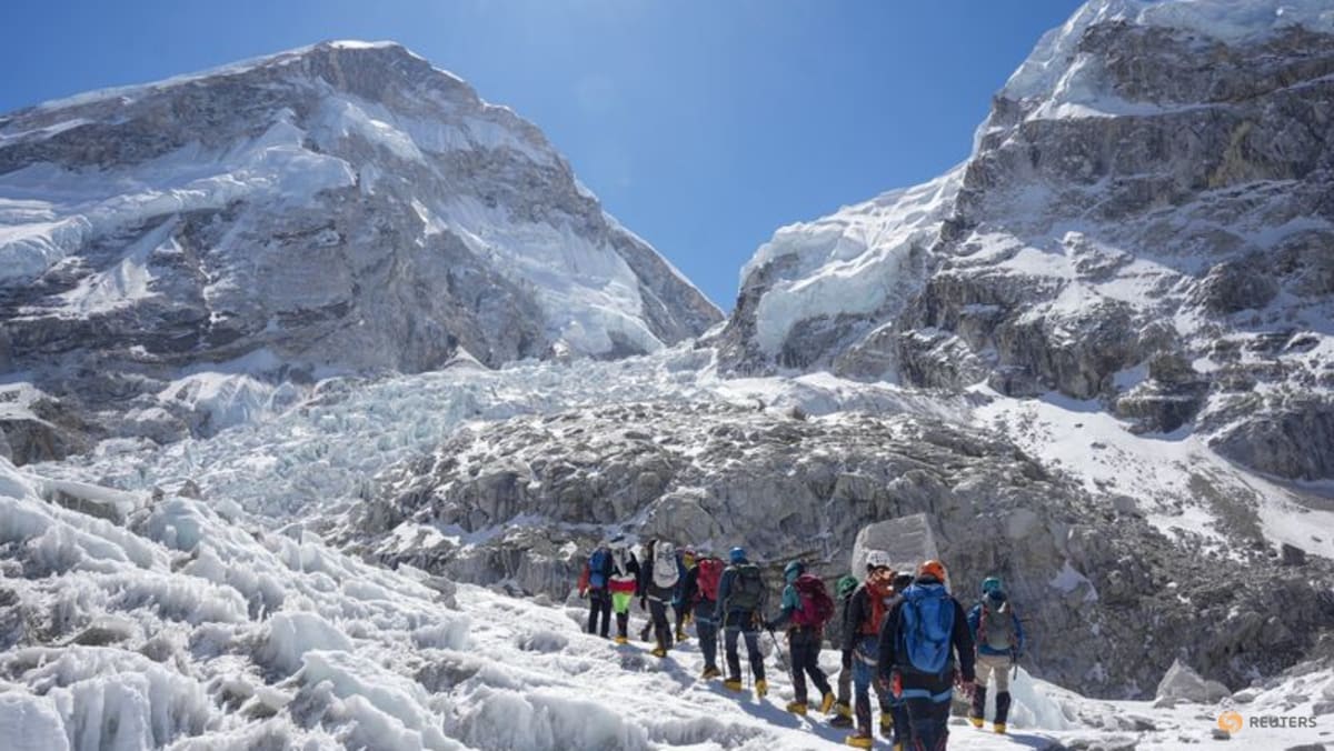 Glacier block delays route-setting on Everest