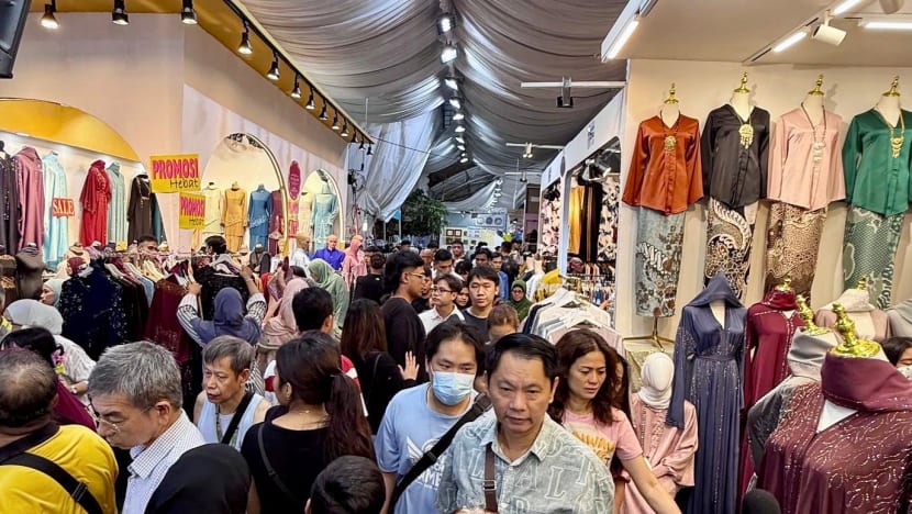 Bazar Geylang Serai sesak pada malam raya, potongan harga sehingga 80%