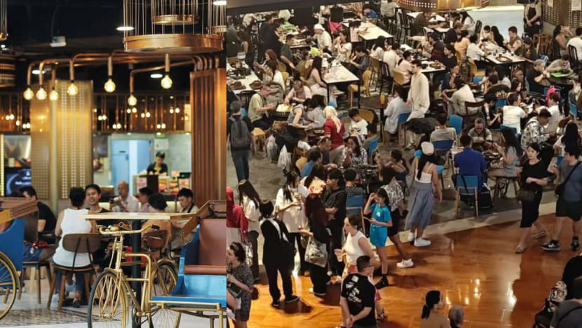 Foreigner Can’t Get Seats At MBS Foodcourt At 10pm: “Is This Where Everyone In S’pore Flocks To?”