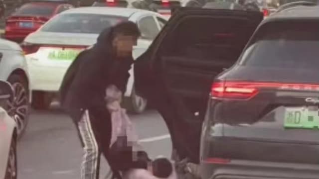 将老婆孩子拽出豪车 小孩路边无助大哭 中国男子遭网批 