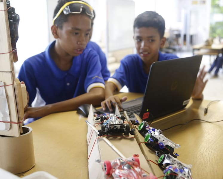 ‘Makerspaces’ allow students to get messy — and creative