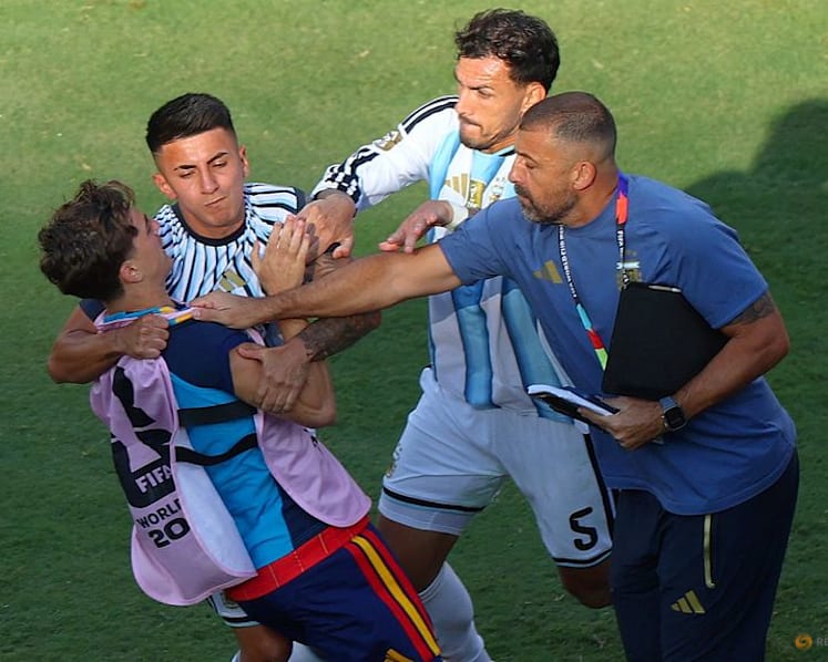 Tempers flare at end of Spain-Argentina World Cup final