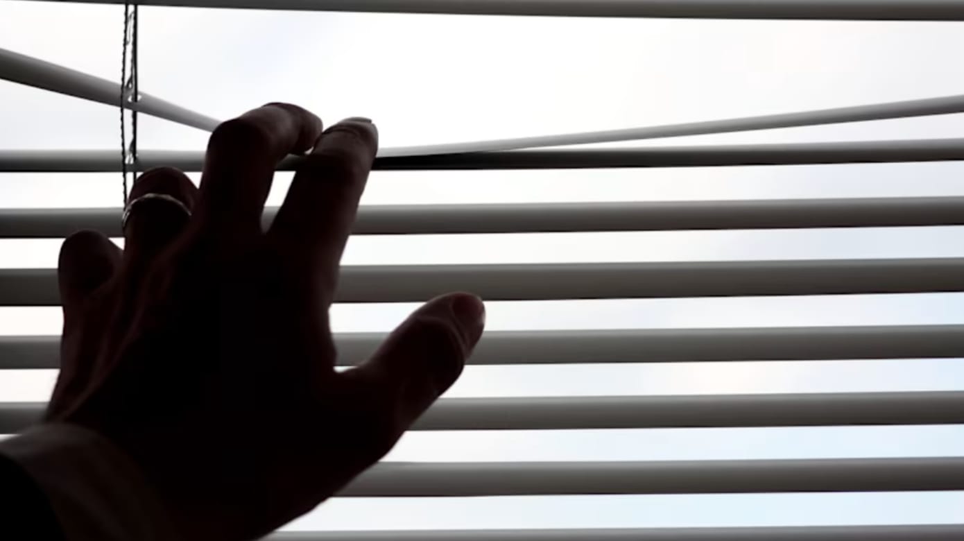 男子抓住跳楼女友五分钟后力竭放手 被判承担10%责任