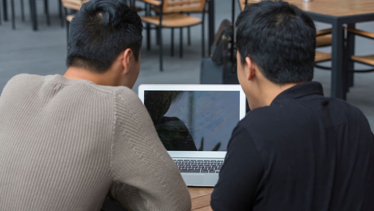 'Malu, cemas, takut': Dampak psikologis korban kekerasan seksual online di balik olok-olok chat cabul