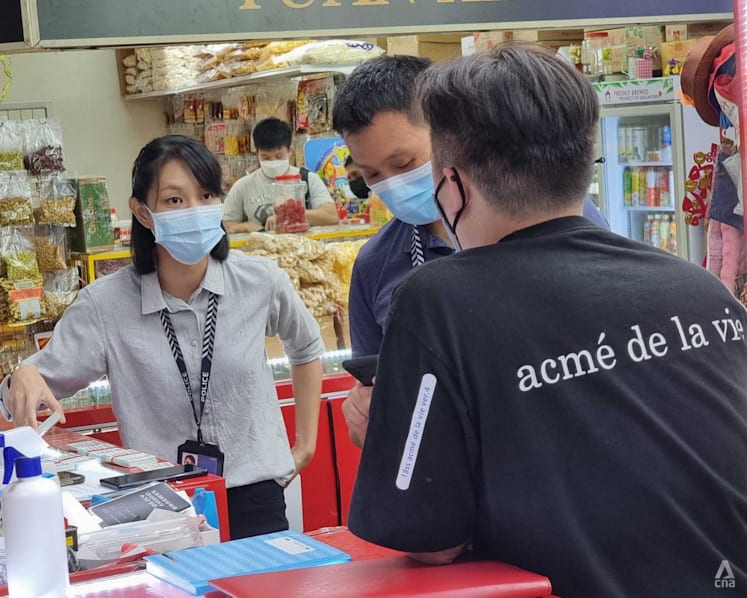 Police raid 17 handphone shops in crackdown on SIM cards registered to fake users
