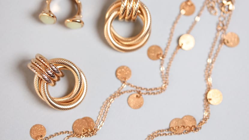 காதலியின் நகையை விற்று அவருக்கே பரிசளித்த ஆடவர்