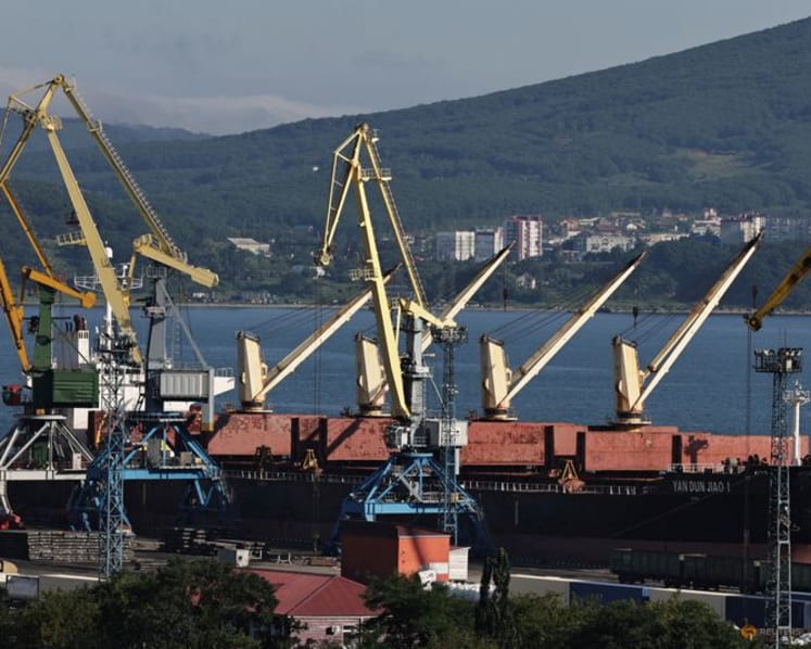 Oil settles up over 2% on dented peace hopes in Ukraine, tensions in Yemen