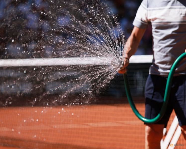 Scorching heat, faster courts test players at French Open