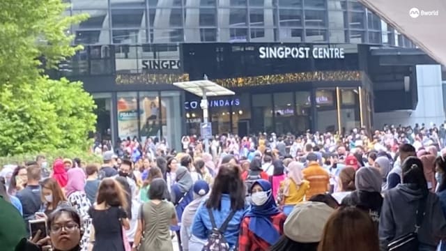 巴耶利峇地铁站外星期天女佣成群 商家生意比平时涨三倍