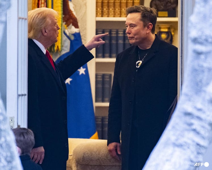 In row with Trump, SpaceX chief Musk says will end critical US spaceship programme