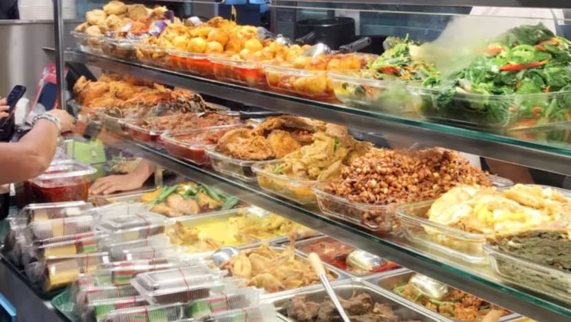 Rangkaian nasi padang Hjh Maimunah perkenal label harga berwarna 