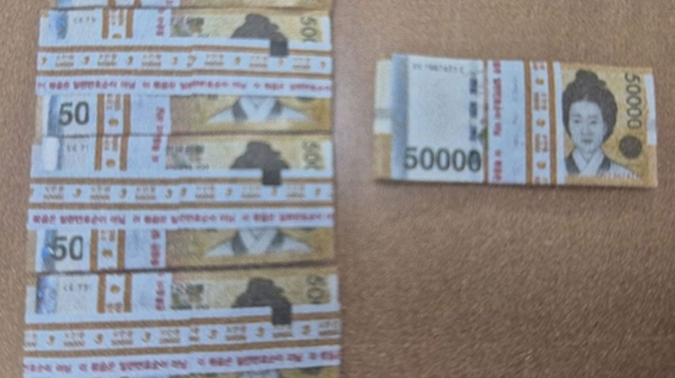 韩男翻垃圾发现逾2万元拾金不昧 半年没人领归他所有