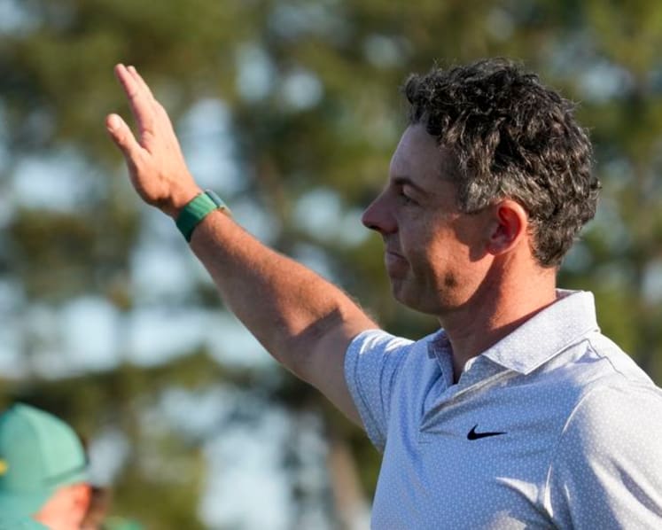 Carefree McIlroy strengthens grip on Masters title defence