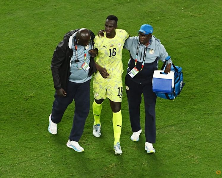 Senegal keeper Mendy out of World Cup clash with Iraq due to knee injury