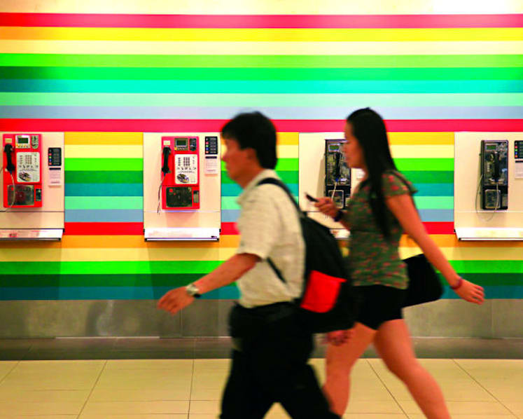 Payphones a thing of the past? No, they should stay