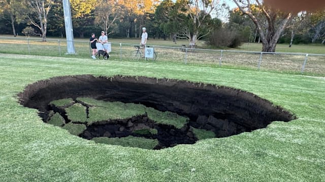 墨尔本体育场出现地陷巨坑 怀疑与隧道工程有关