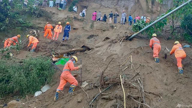 印度北部土崩 巴士遭掩埋酿15死