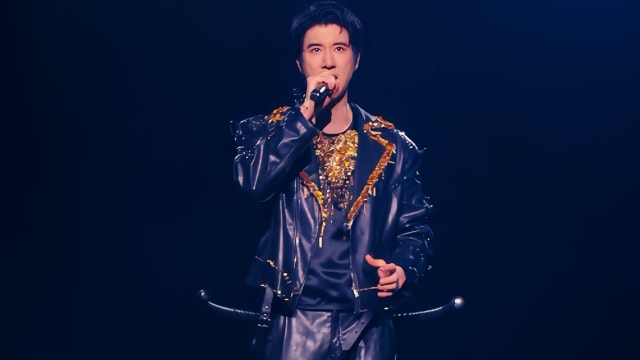 演唱会升降台提前下降，王力宏一脚踩空，差点摔倒！