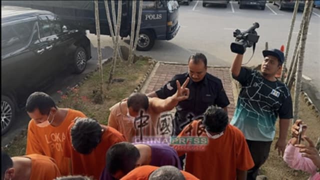 集装箱失衡压死马国女司机 涉事司机庭外比V手势