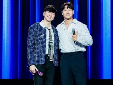 JJ Lin performs with Running Man star Kim Jong-kook at South Korea concert