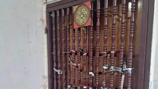 台湾住宅门前绑满刀 吓坏送餐员