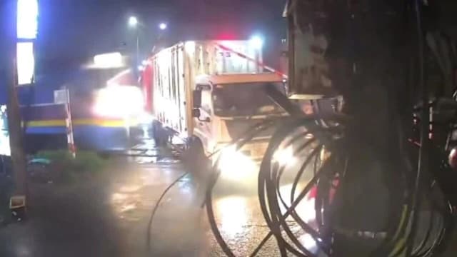 罗厘受困铁轨栏杆 遭火车猛撞一死一伤