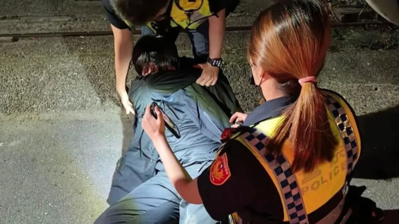 旅台狮城歌手挺身而出 与警民合力制伏藏刀男子