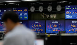 Asian stocks track Wall Street tech bounce, oil eases on Middle East hope