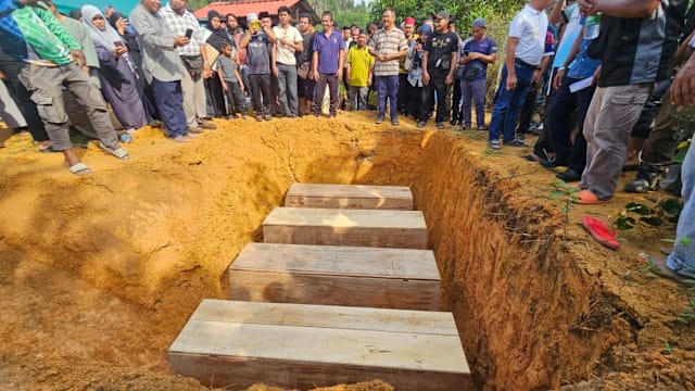 兄弟飙车酿五死：一家四口葬同墓穴 逾200人哀伤送别
