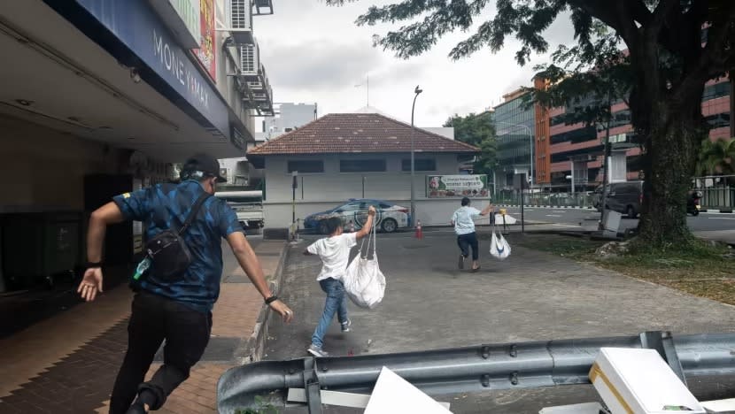 Produk rangsang syahwat, senjata dirampas dalam serbuan polis merata SG Produk rangsang syahwat, senjata dirampas dalam serbuan polis merata SG