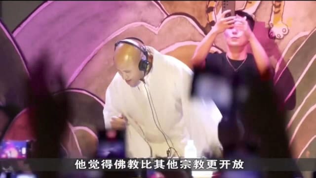 通过热歌劲舞推广年轻佛教 韩国 “和尚电音DJ” 引年轻人追捧