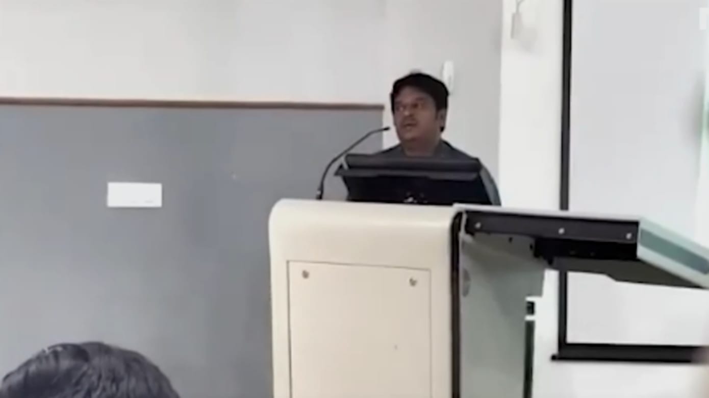 印度教授当众向学生示爱 遭围殴停职调查