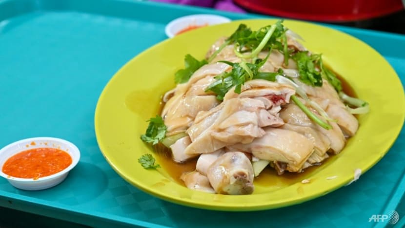 Ada kedai nasi ayam tutup, ada yang cari jalan lain selepas seminggu larangan eksport ayam M'sia