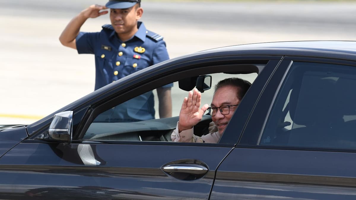 Brunei sultan surprises Malaysia PM Anwar by driving him to his official ...