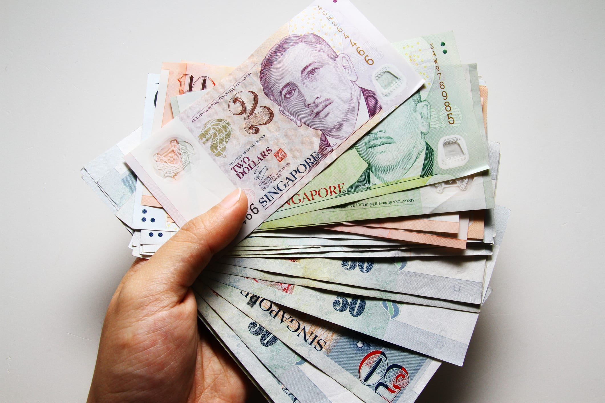 金管局维持货币政策不变让新元继续升值- 8world