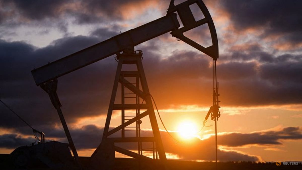 Oil slips as loadings resume at Russian hub; markets weigh sanctions impact