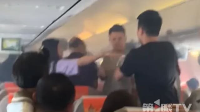 客机机舱内充电宝冒浓烟 乘客用矿泉水接力扑救